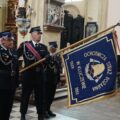 Poczet sztandarowy składa hołd przed ołtarzem