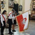 Poczet sztandarowy składa hołd przed ołtarzem