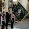 Poczet sztandarowy składa hołd przed ołtarzem
