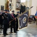 Poczet sztandarowy składa hołd przed ołtarzem