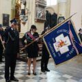 Poczet sztandarowy składa hołd przed ołtarzem