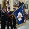 Poczet sztandarowy składa hołd przed ołtarzem