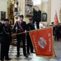 Poczet sztandarowy składa hołd przed ołtarzem