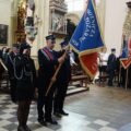 Poczet sztandarowy składa hołd przed ołtarzem