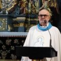 Ksiądz przemawia przy ołatrzu