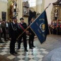 Poczet sztandarowy składa hołd przed ołtarzem
