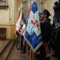 Poczty sztandarowe stoją w kościele