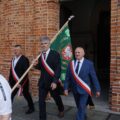 Poczty sztandarowe wychodzą z kościoła