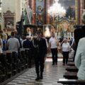 Poczty sztandarowe wychodzą z kościoła