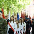 Poczty sztandarowe ustawione do przemarszu