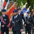 Poczty sztandarowe podczas przemarszu