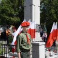 Harcerz pod pomnikiem pełni wartę