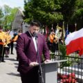 Prowadzący przemawia przy mównicy
