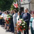 Delegacje w rzędzie oczekują na złożenie kwiatów.