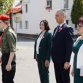 Delegacja składa kwiaty pod pomnikiem
