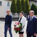 Delegacja składa kwiaty pod pomnikiem