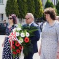 Delegacja składa kwiaty pod pomnikiem