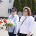 Delegacja składa kwiaty pod pomnikiem