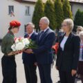 Delegacja składa kwiaty pod pomnikiem