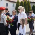 Delegacja składa kwiaty pod pomnikiem