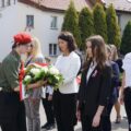 Delegacja składa kwiaty pod pomnikiem