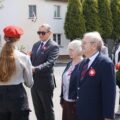 Delegacja składa kwiaty pod pomnikiem