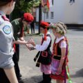 Delegacja składa kwiaty pod pomnikiem