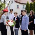 Delegacja składa kwiaty pod pomnikiem