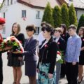 Delegacja składa kwiaty pod pomnikiem