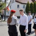 Delegacja składa kwiaty pod pomnikiem