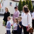 Delegacja składa kwiaty pod pomnikiem