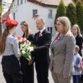 Delegacja składa kwiaty pod pomnikiem