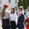 Delegacja składa kwiaty pod pomnikiem