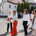 Delegacja składa kwiaty pod pomnikiem