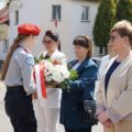 Delegacja składa kwiaty pod pomnikiem