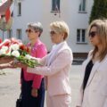Delegacja składa kwiaty pod pomnikiem