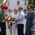 Delegacja składa kwiaty pod pomnikiem