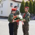 Delegacja składa kwiaty pod pomnikiem