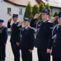 Delegacja składa hołd pod pomnikiem