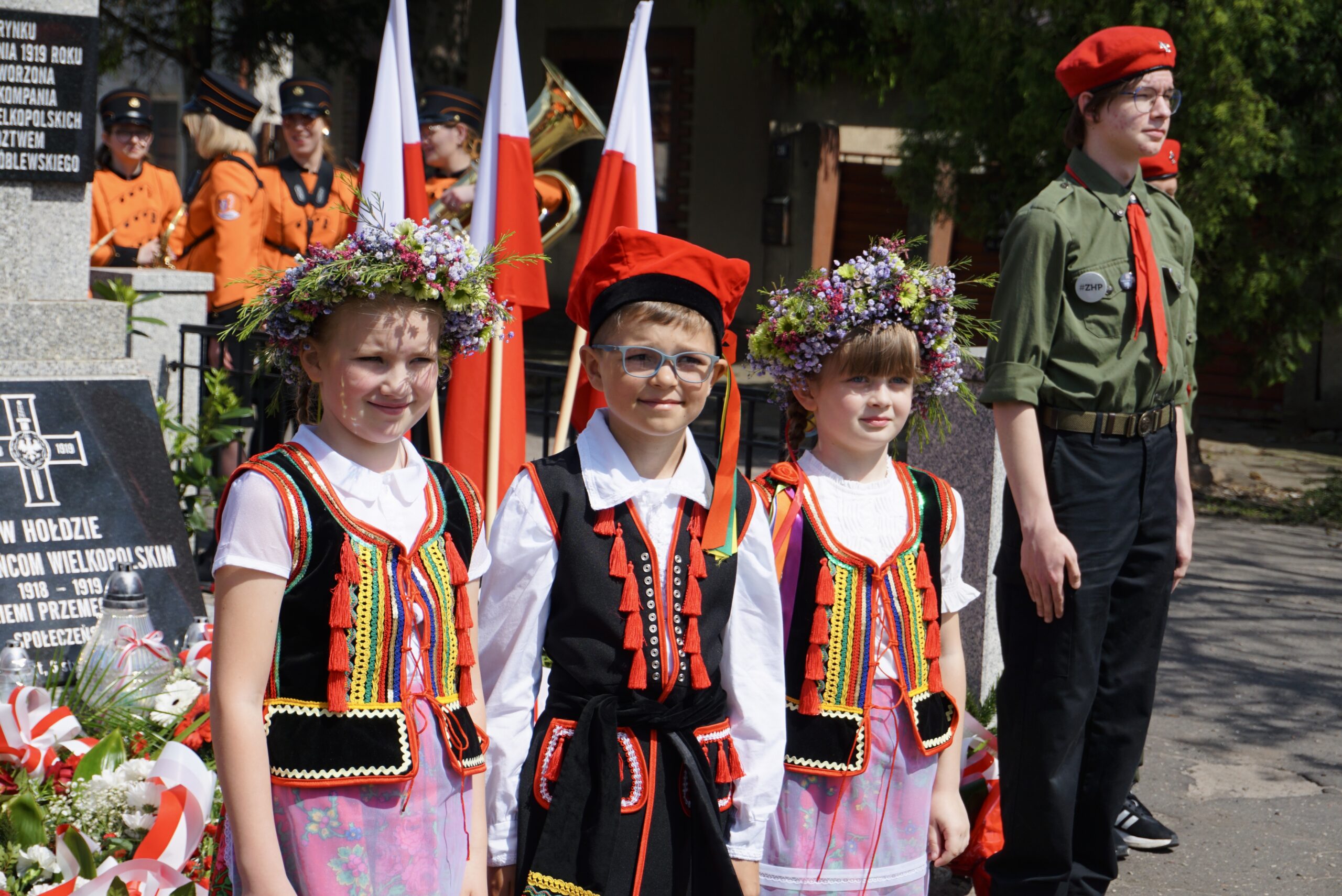 Delegacja dzieci w ludowych strojach pozuje do zdjęcia