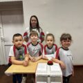 Na zdjęciu przedszkolaki z Nowej Wsi, którzy czekają na rozgrywki przy swoim stanowisku. Na zdjęciu znajduje się również pani przedszkolanka.