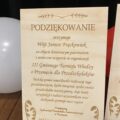 Na zdjęciu drewniana statuetka dla Wójta Gminy Przemęt. Treść: "PODZIĘKOWANIE otrzymuje Wójt Janusz Frąckowiak za objęcie honorowym patronatem i serdeczne wsparcie w organizacji III Gminnego Turnieju Wiedzy o Przemęcie dla Przedszkolaków. Pańska pomoc umożliwiła realizację tego przedsięwzięcia, które integruje społeczności przedszkolne naszej gminy, daje wiele satysfakcji i radości uczestnikom oraz doskonale promuje nasz region. Dziękujemy Społeczność Przedszkola Samorządowego w Przemęcie, Przemęt 10.05.2024".