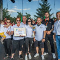 Drużyna kobiet i mężczyzn pozuje do zdjęcia z wójtem oraz dyrektorem GCKIB.