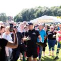 Mężczyzna tłumaczy funkcjonowanie pieca, w tle publiczność