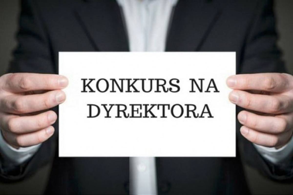 Grafika przedstawia fragment osoby, która ubrana jest na galowo i trzyma w ręce kartkę, na której widnieje napis "Konkurs na dyrektora"