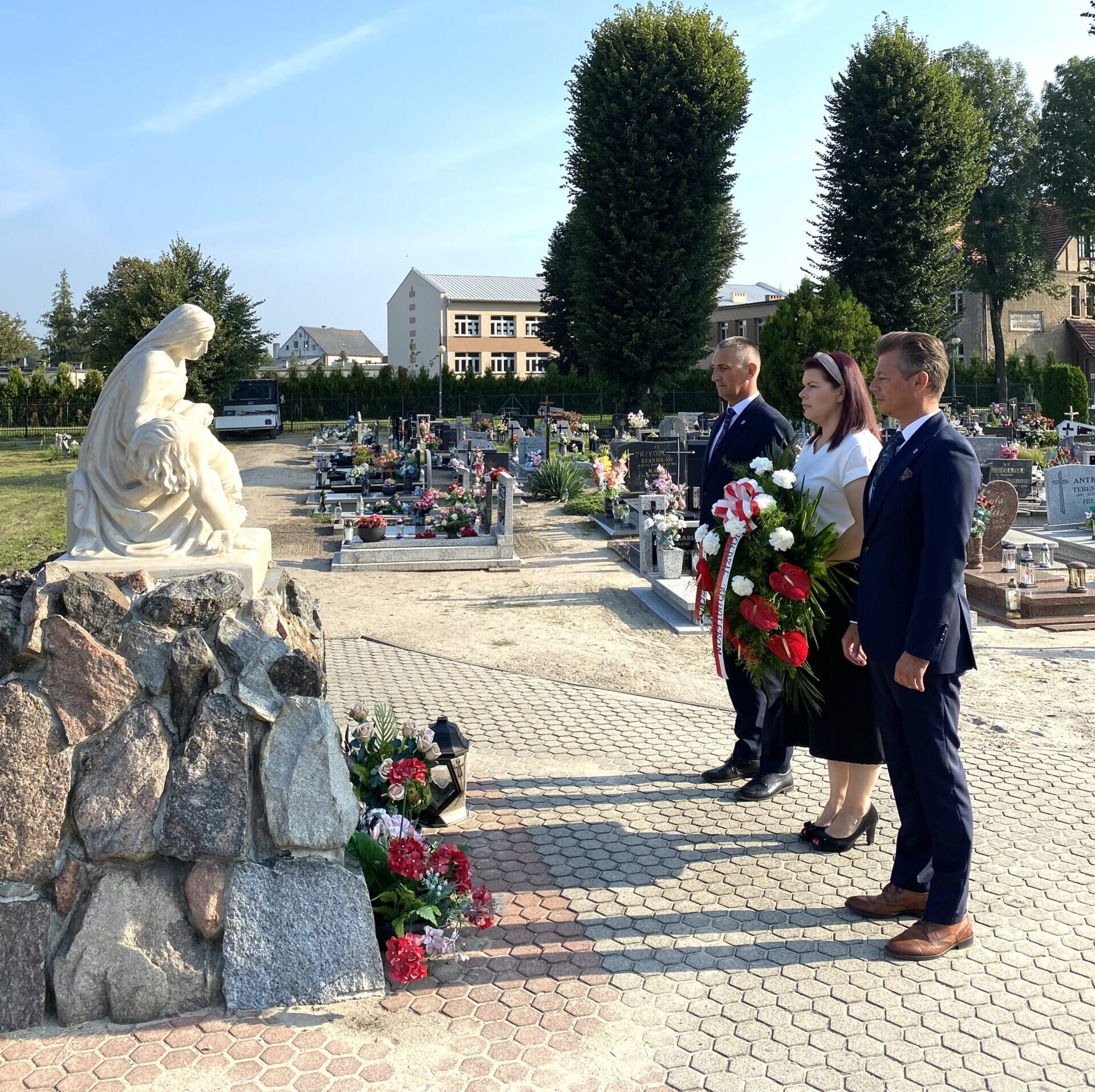 Na zdjęciu delegacja składająca wieniec pod pomnikiem Piety.