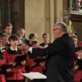 Koncert chóru chłopięcego.. Na pierwszym planie dyrygent.