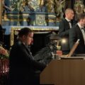 Mężczyzna gra na pianinie.