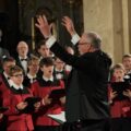 Koncert chóru chłopięcego. Na pierwszym planie dyrygent.