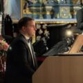 Mężczyzna gra na pianinie.